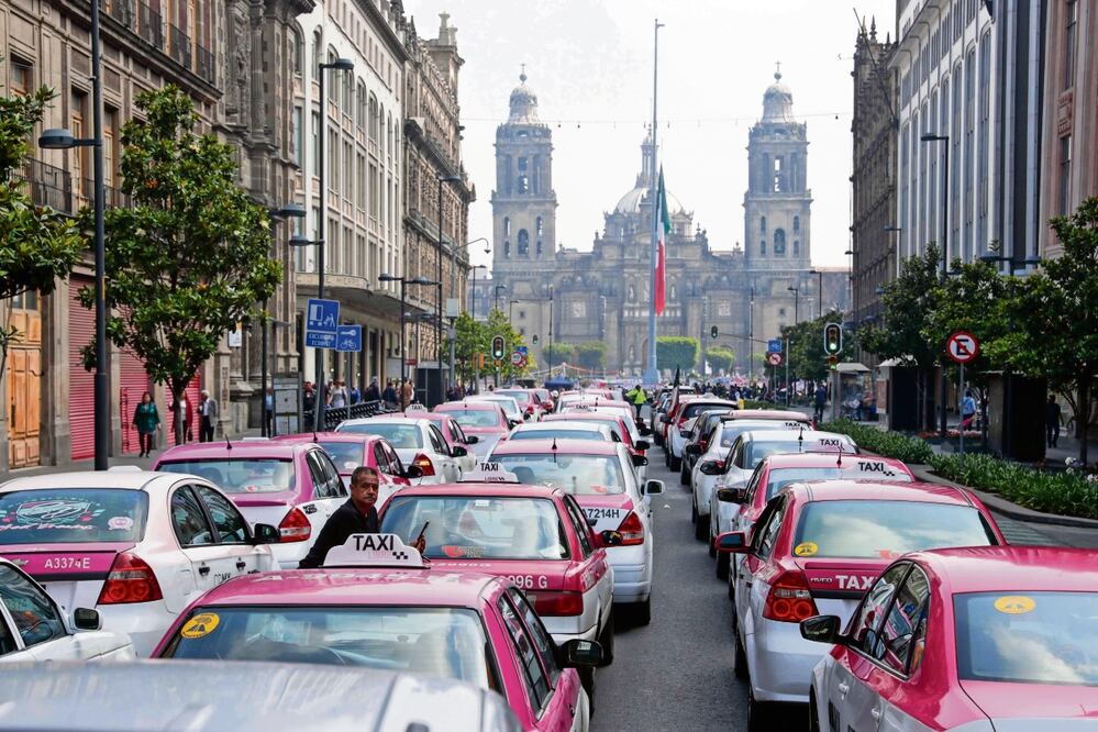 Al no poder entrar al circuito del Zócalo capitalino, taxistas estacionaron sus vehículos en diferentes calles del Centro Histórico, Foto: Diego Simón / EL UNIVERSAL