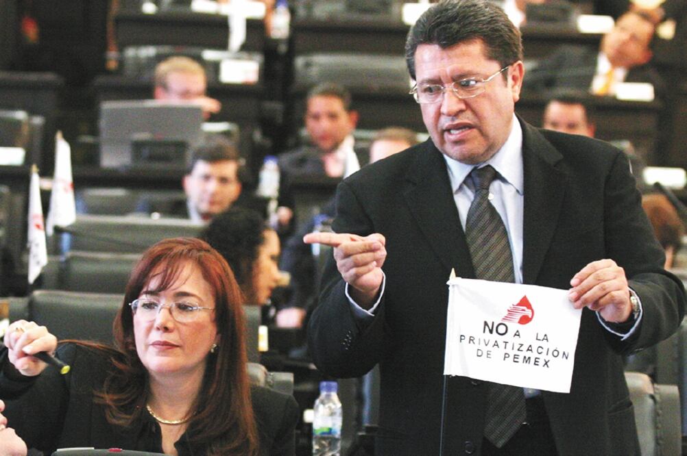 La rivalidad entre la presidenta de Morena, Yeidckol Polevnsky, y el líder de ese partido en el Senado, Monreal Ávila, se recrudeció con la imposición de Miguel Barbosa como candidato (ARCHIVO ELUNIVERSAL)