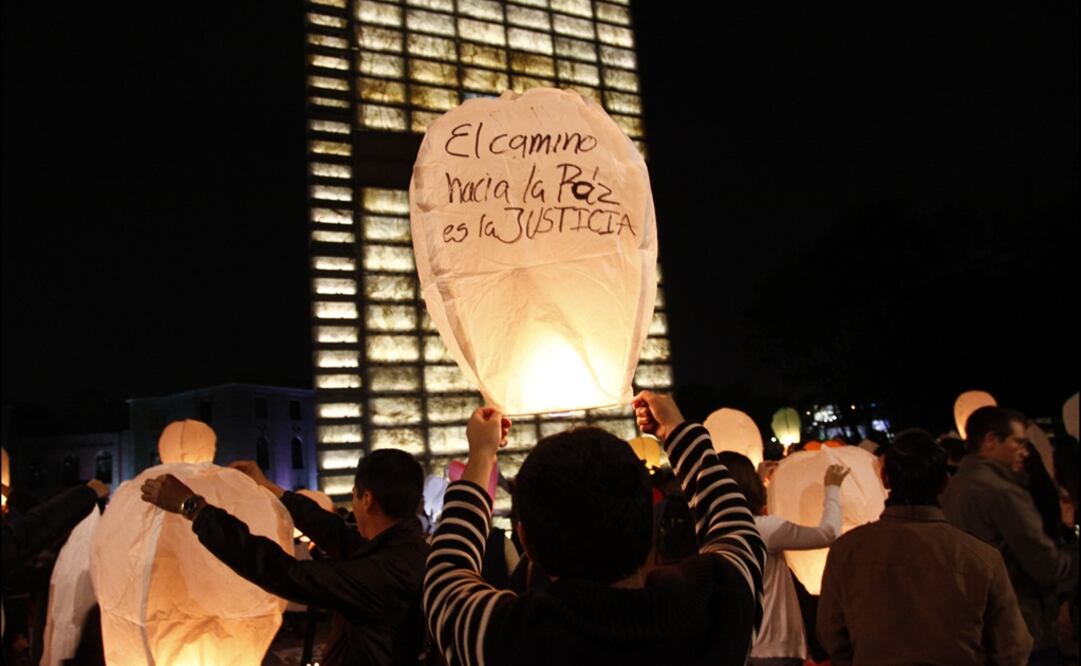 Protester holding a sky lantern reading: “The road to peace is justice” - Photo: Rodolfo Angulo/CUARTOSCURO.COM