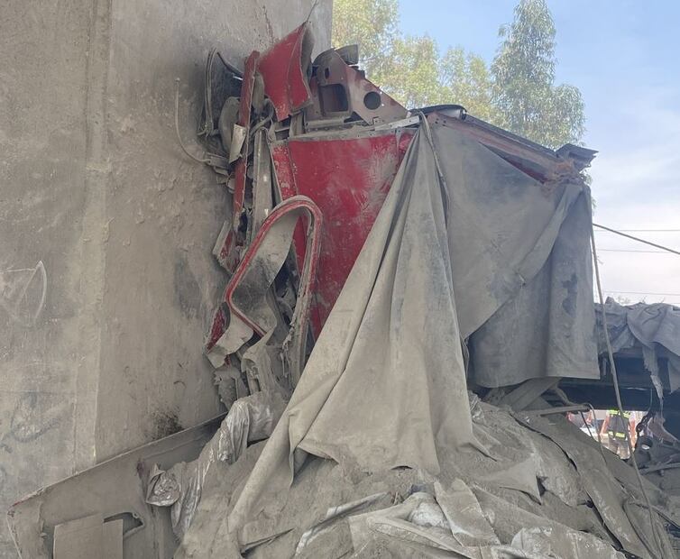 Se estrella tráiler de materiales en muro de contención. Foto: Tomada de la cuenta de X de @PCPueblaCapital