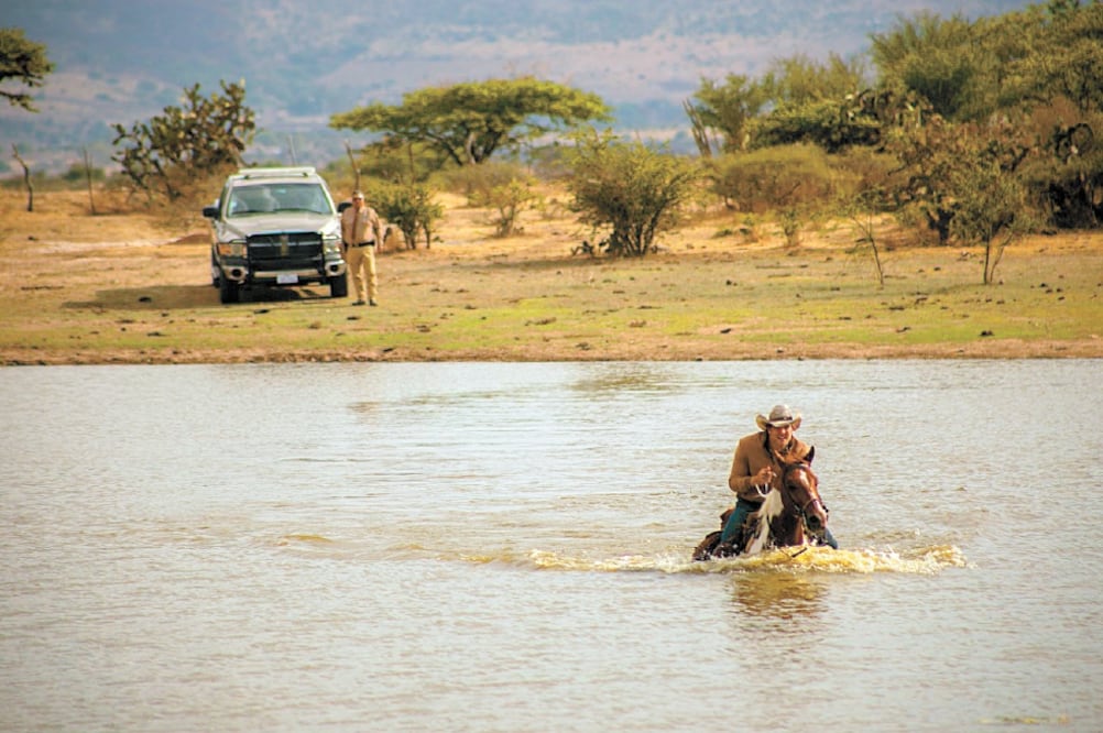 El personaje principal escapando de la policía de Texas. Foto/CORTESÍA ROB ALLYN