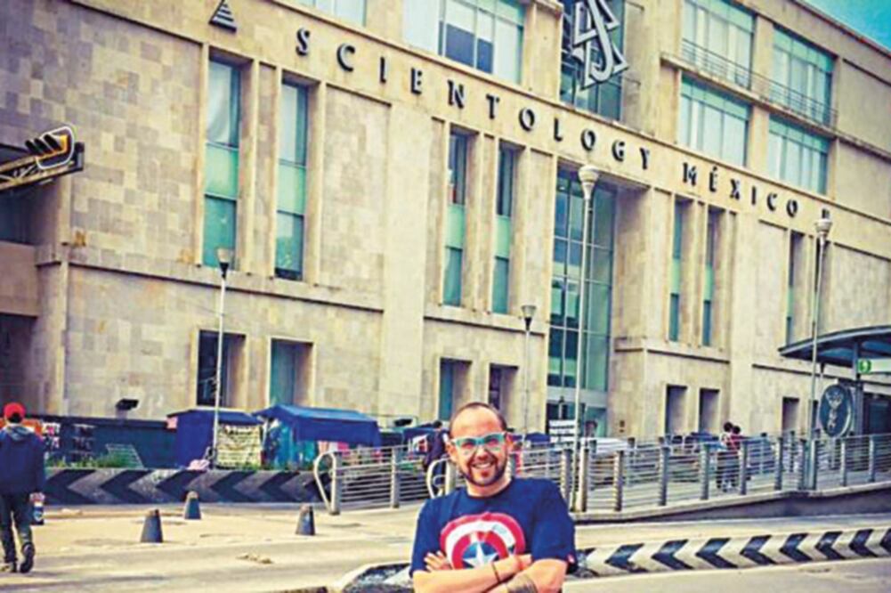 Compartió una foto frente a la sede de la Cienciología en México (TOMADA DE TWITTER)