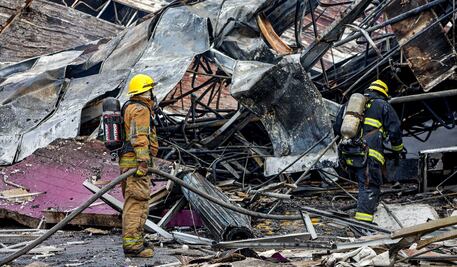 FOTOS: Así fue el incendio que arrasó con el Casino Royal Yak y un parque temático en Culiacán