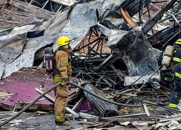FOTOS: Así fue el incendio que arrasó con el Casino Royal Yak y un parque temático en Culiacán