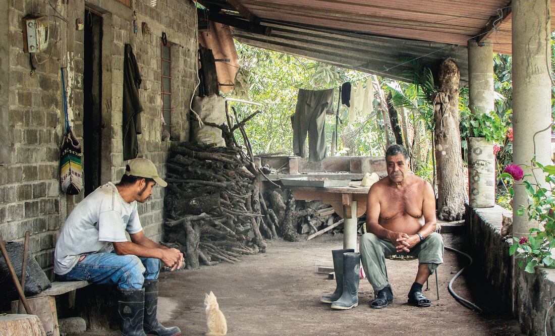 Nazario Montejano y su papá Jesús Montejano son de los lugareños que sí han aceptado ser reubicados, ahora viven en Cofradía, pero han regresado a su comunidad para limpiar su casa y atender a sus animales. (Fotografía: JORGE A. MENDOZA)