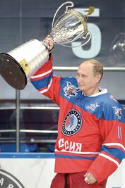 ...Y Putin juega hockey en su ‘cumple’