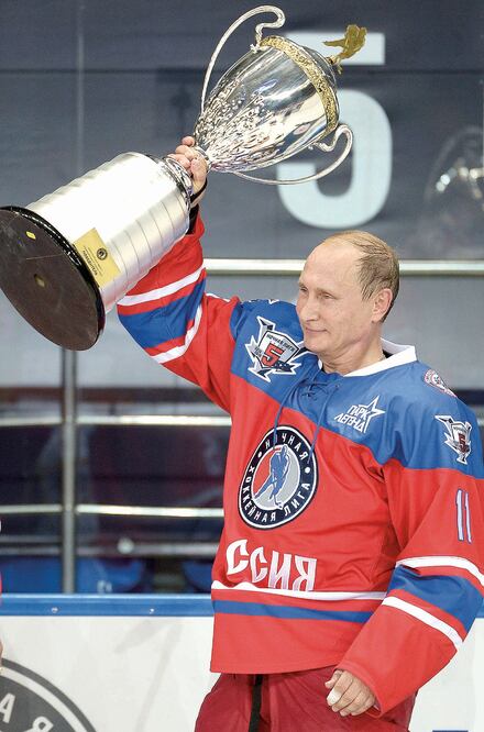 En el juego de ayer, el equipo de Vladimir Putin ganó 15-10 a su rival. El presidente recibió el trofeo (ALEXEI NIKOLSKY. AP)