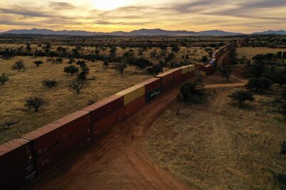 Desmantelarán muro de contenedores que mutila valle en la frontera EU-México