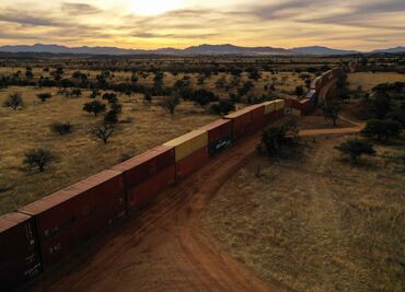Desmantelarán muro de contenedores que mutila valle en la frontera EU-México