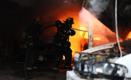 Se registra ola de incendios de autos en Guadalajara; vecinos y bomberos controlan el fuego