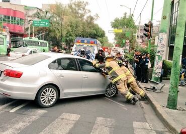 Reportan choque entre Metrobús y auto en Eje Central