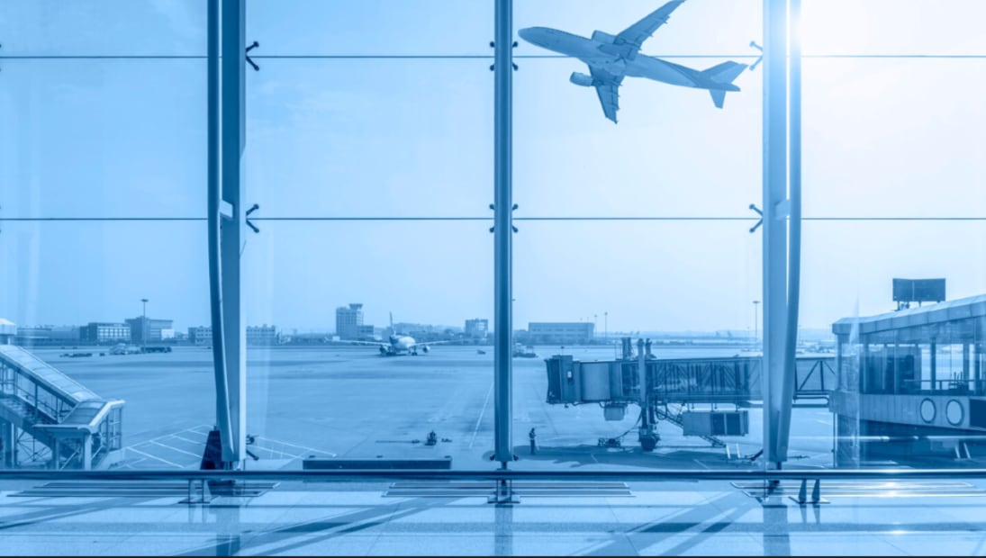 El modelo low cost de una aerolínea permite viajar a precios bajos eliminando servicios como el equipaje documentado y comidas. Foto: Freepik