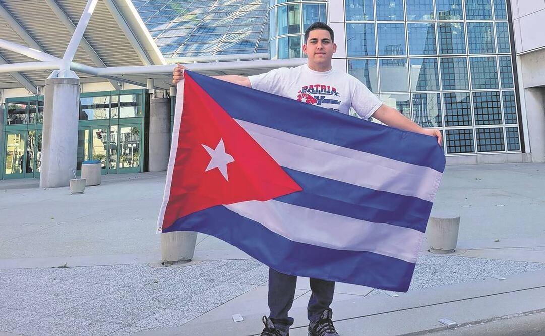 Un cubano protesta contra el régimen afuera de la sede de la cumbre, en Los Ángeles. Foto: Especial