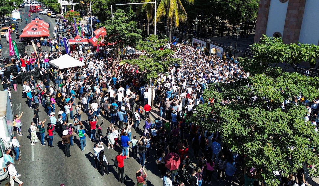 El centro de la capital del estado fue resguardado por seguridad ante cientos de personas que se dieron cita al evento denominado “Jalemos con la Banda”. Foto: Cuartoscuro.com