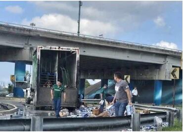 Rapiña navideña: camión con cervezas se abre en carretera de Tamaulipas; habitantes arrasan con todo
