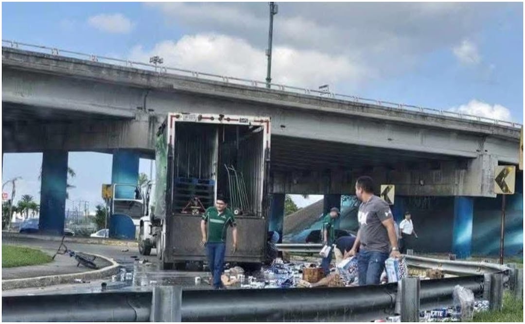 Los automovilistas que pasaban por el lugar de inmediato se detuvieron para recoger la cerveza que cayó de un camión en Tamaulipas (24/12/2024). Foto: Especial