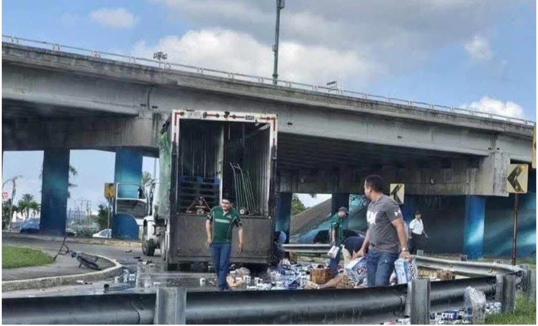 Los automovilistas que pasaban por el lugar de inmediato se detuvieron para recoger la cerveza que cayó de un camión en Tamaulipas (24/12/2024). Foto: Especial