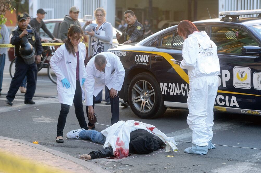 Familiares de los jóvenes de 22 y 24 años llegaron al sitio. Mientras levantaba n el cadáver se pelearon con un hombre que pasaba por el lugar (GUILLERMO PEREA. EL UNIVERSAL)