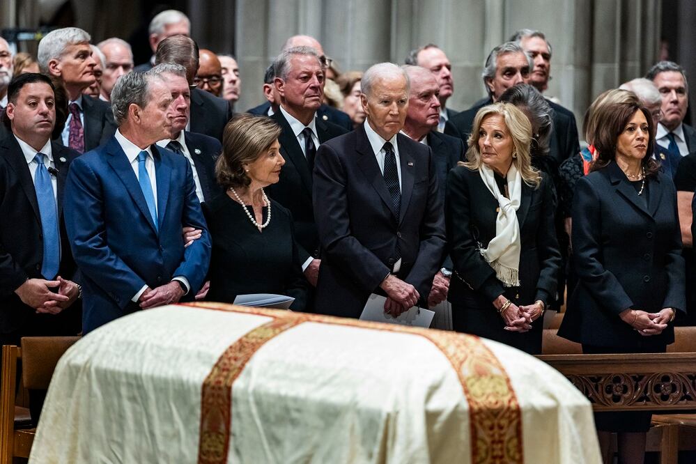 Los expresidentes George W. Bush (izq.) y Joe Biden (centro), con sus esposas, durante el funeral del exvicepresidente Dick Cheney, en la Catedral Nacional en Washington, DC. FOTO: EFE