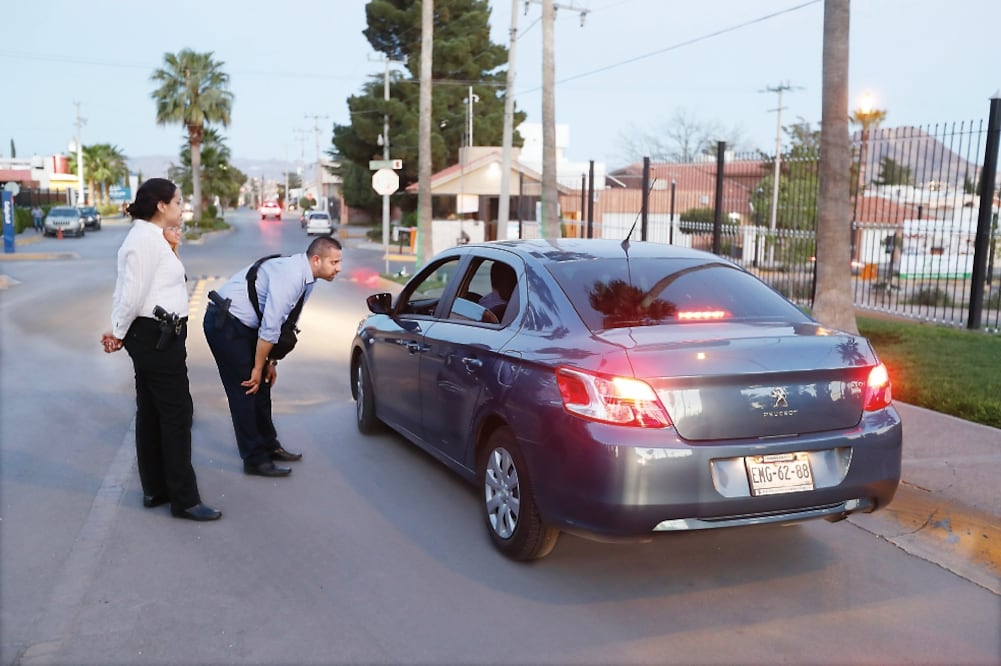 Elementos ministeriales realizan un operativo de búsqueda en el Club Campestre de Chihuahua, en la capital del estado, como parte de las acciones de reforzamiento de seguridad en la entidad (LUIS CORTÉS. EL UNIVERSAL)