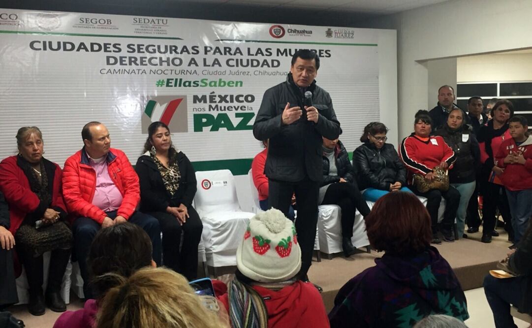 Osorio Chong durante la convivencia con pobladores de Juárez. /Especial