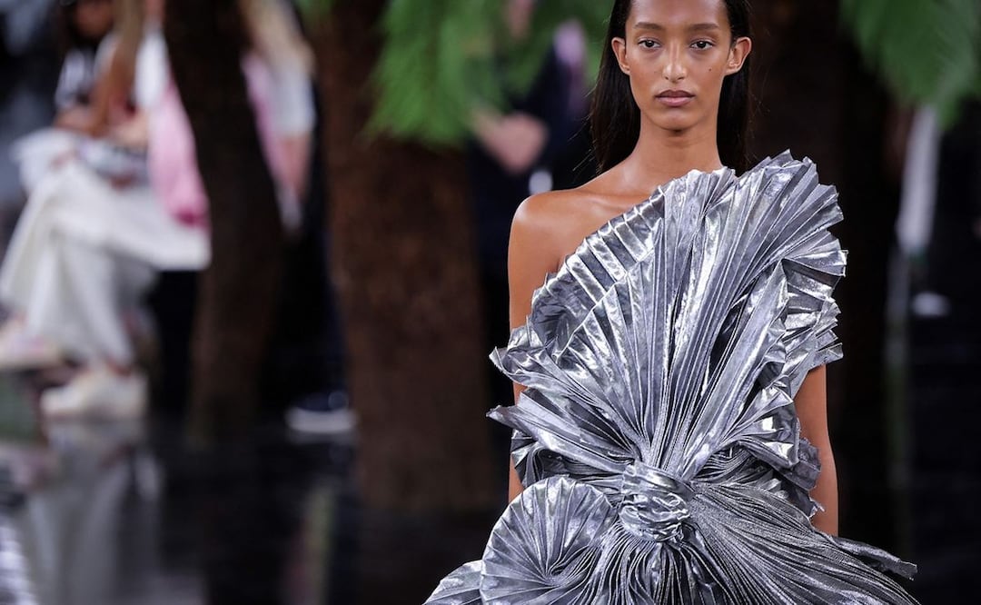 La modelo danesa Mona Tougaard en el desfile de Dior en la Semana de la Alta Costura. Foto: AFP