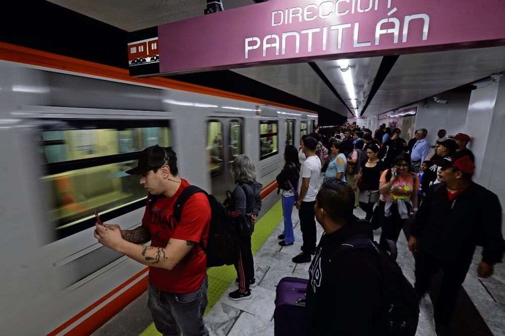 Los primeros pasajeros entraron a las instalaciones del Metro para abordar los trenes; muchos usuarios dijeron no saber que la reapertura sería este domingo. Foto: Fernanda Rojas / EL UNIVERSAL