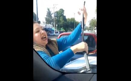 VIDEO. Ahora #LadyParabrisas, mujer es captada golpeando furiosa el auto de conductor en CDMX