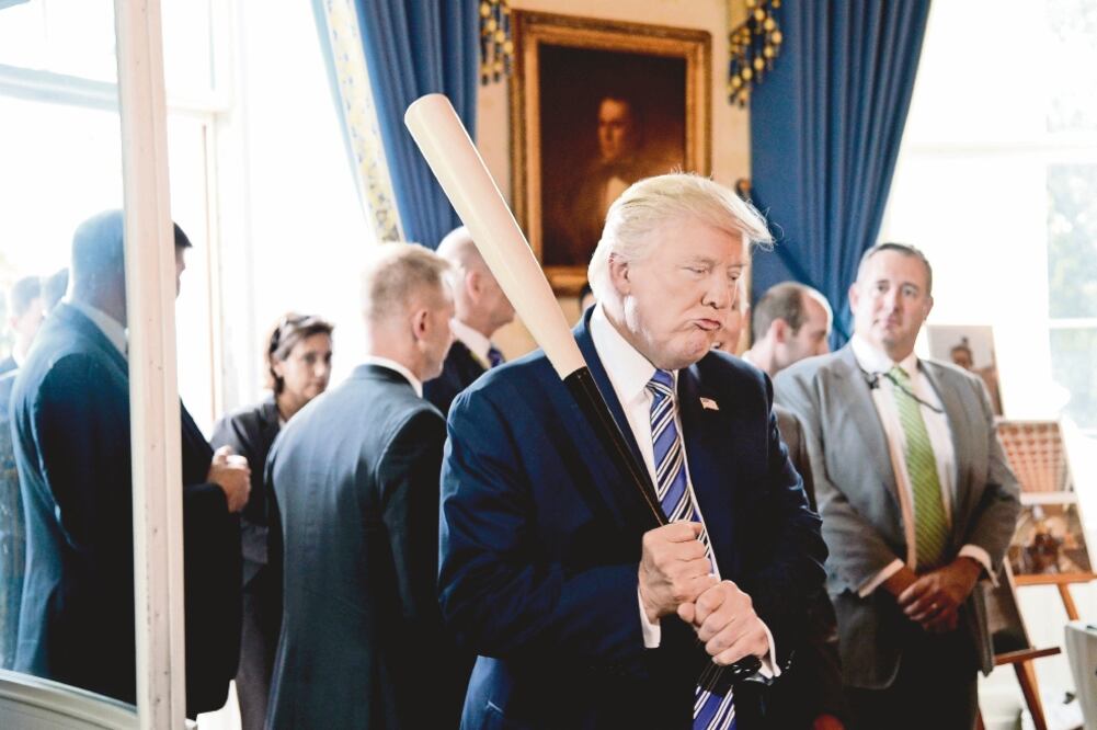 El presidente Donald Trump promovió ayer productos hechos en Estados Unidos en la Casa Blanca, en Washington, DC (OLIVIER DOULIERY. AFP)