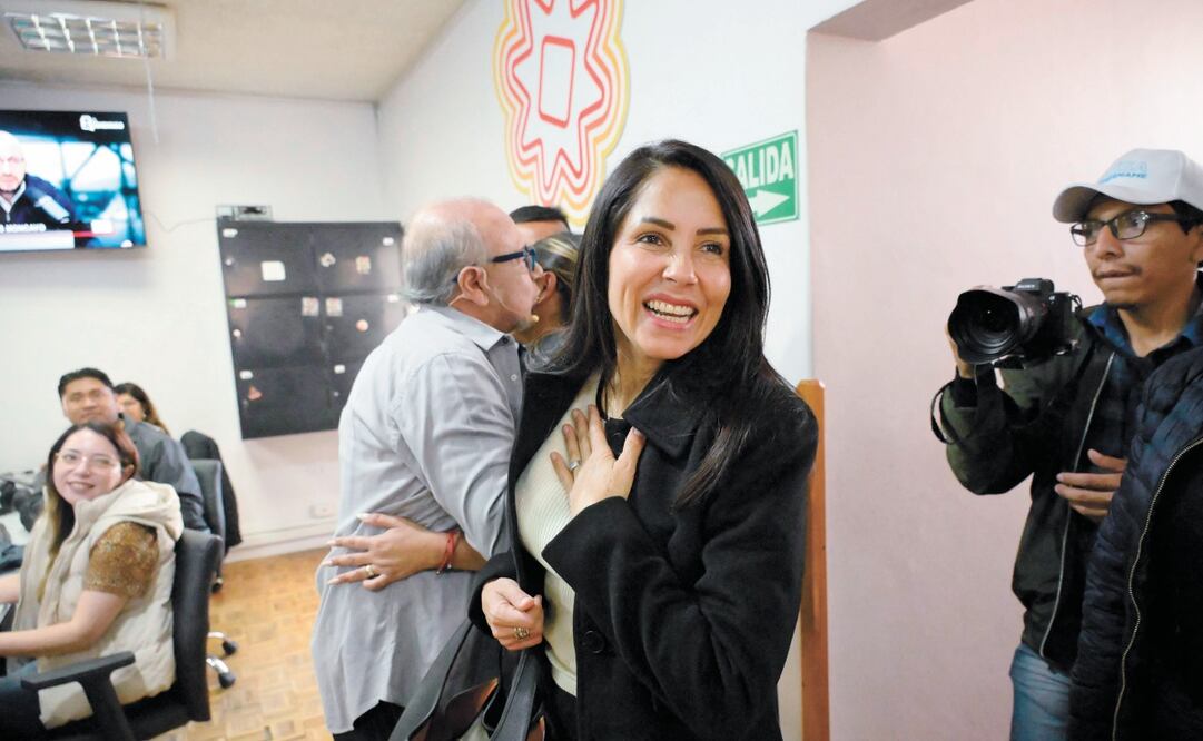 Luisa González, candidata presidencial del partido Movimiento Revolución Ciudadana, al llegar a una entrevista de radio en Quito. Foto: Rodrigo Buendía / AFP