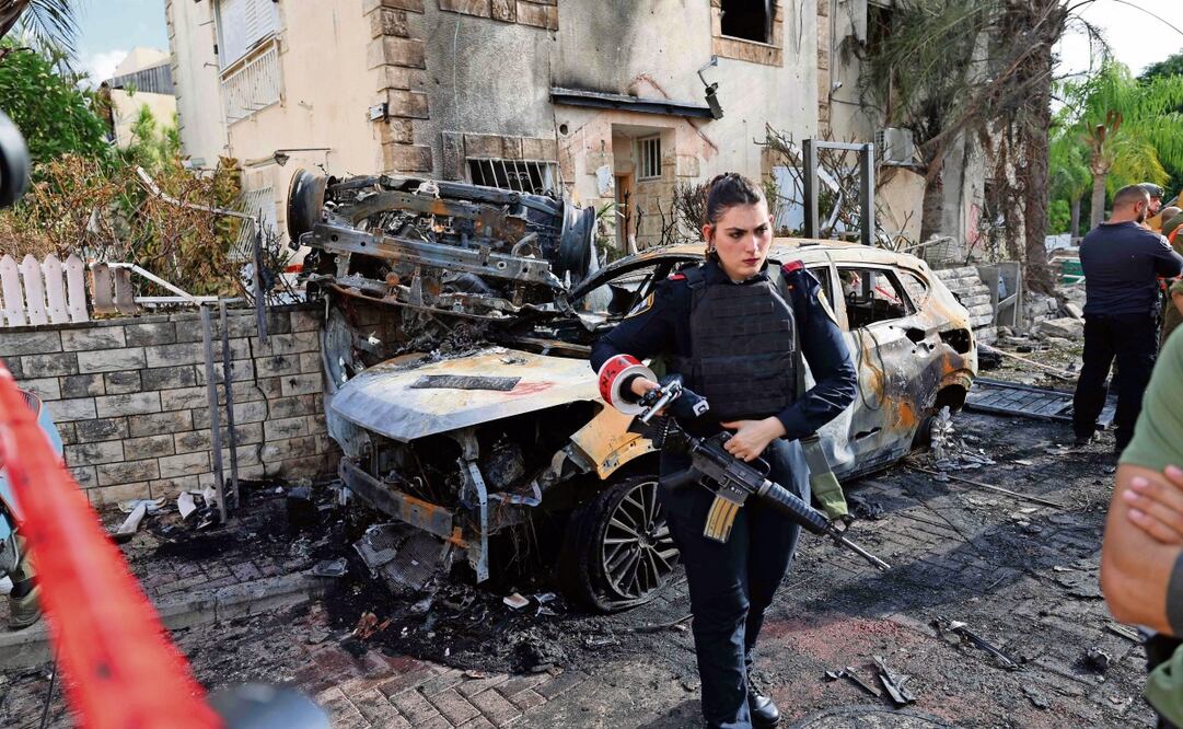 Una integrante de las fuerzas de seguridad israelíes resguarda una zona atacada con cohetes por Hezbolá, en Haifa, Israel. Foto: Jack Guez |AFP