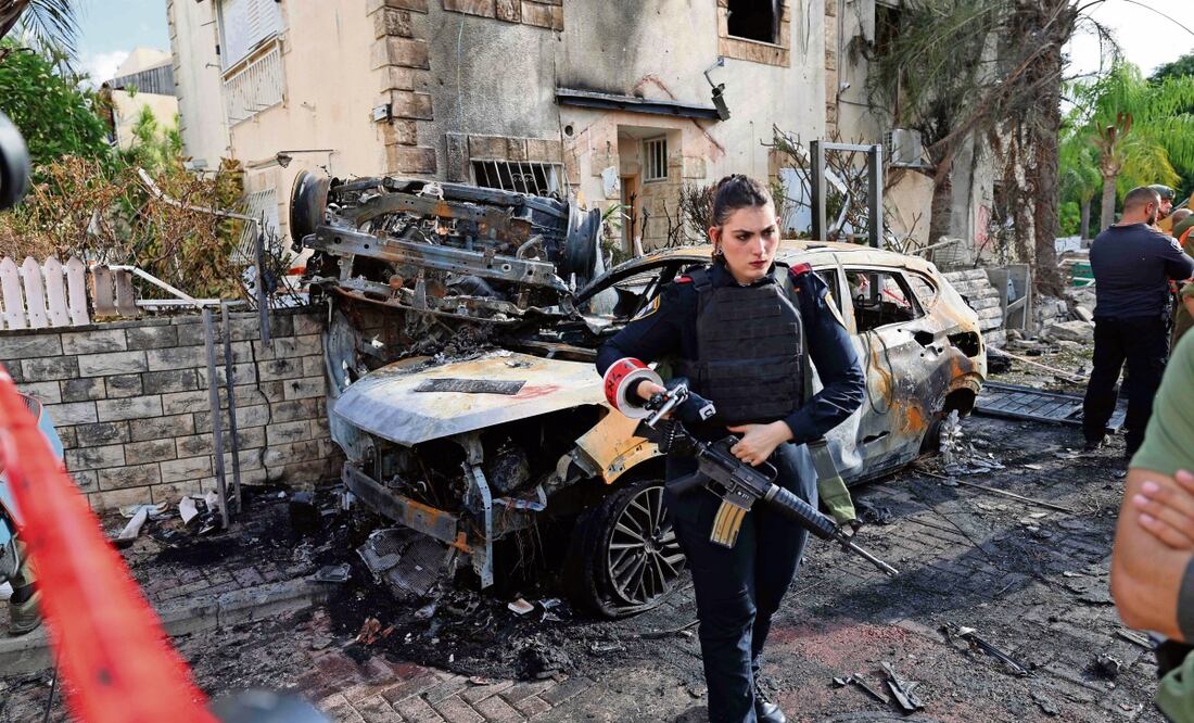 Una integrante de las fuerzas de seguridad israelíes resguarda una zona atacada con cohetes por Hezbolá, en Haifa, Israel. Foto: Jack Guez |AFP