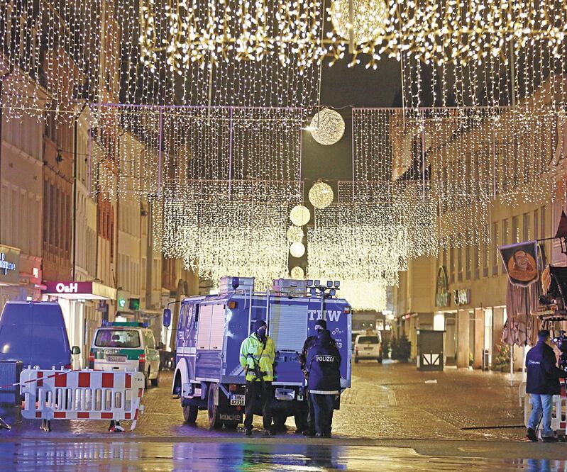 Agentes en una zona cercana donde ocurrió ayer el atropellamiento masivo en la ciudad de Tréveris. JULIEN WARNAND. EFE