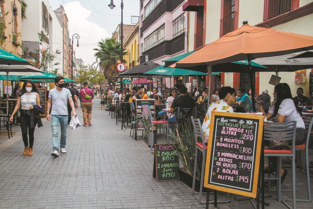 A partir del lunes 15 de marzo, se amplió el horario de restaurantes al aire libre hasta las 23:00 horas, con 30% de aforo. Foto: Andrea Murcia/ Cuartoscuro