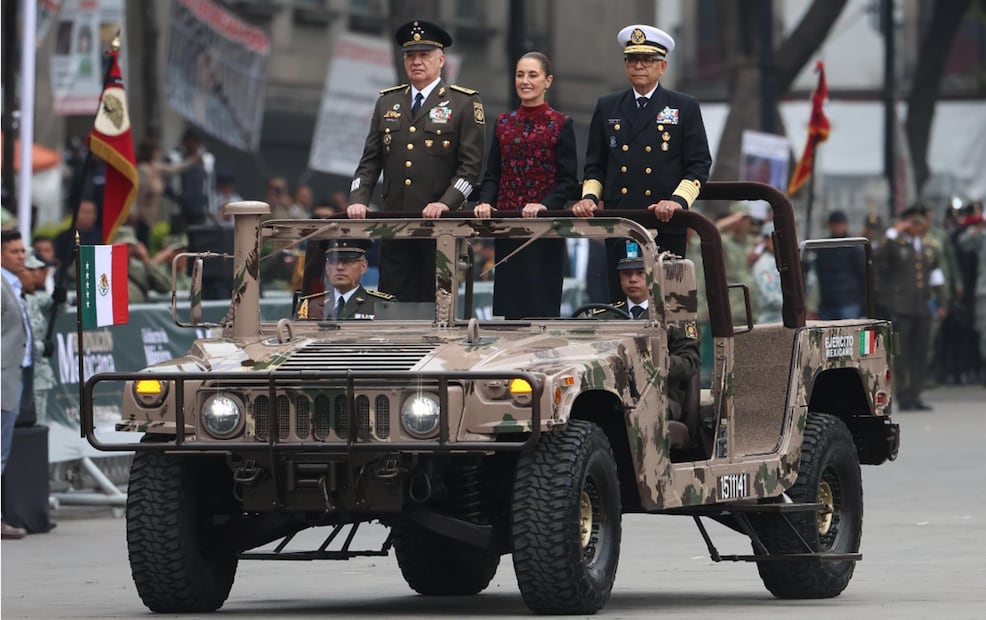 La Jefa del Ejecutivo federal salió caminando por la puerta de honor de Palacio Nacional para encontrarse con los secretarios de Defensa, general Ricardo Trevilla Trejo y el de Marina, almirante Raymundo Morales Ángeles. Foto: Diego Simón Sánchez/EL UNIVERSAL