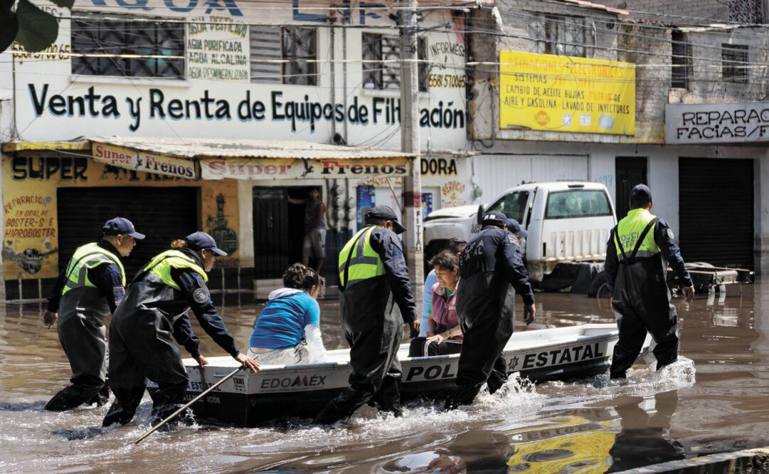 Inundación en las calles de la colonia Vicente Villada, a dos días de las intensas lluvias en Nezahualcóyotl, Estado de México. Foto: Hugo Salvador / EL UNIVERSAL