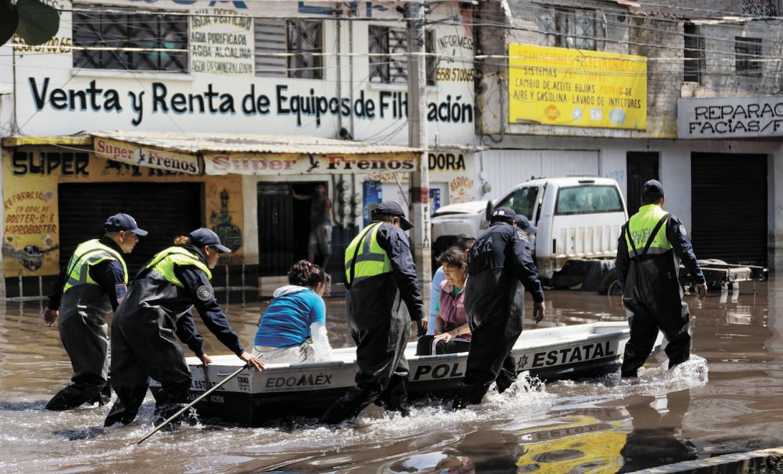 Inundación en las calles de la colonia Vicente Villada, a dos días de las intensas lluvias en Nezahualcóyotl, Estado de México. Foto: Hugo Salvador / EL UNIVERSAL