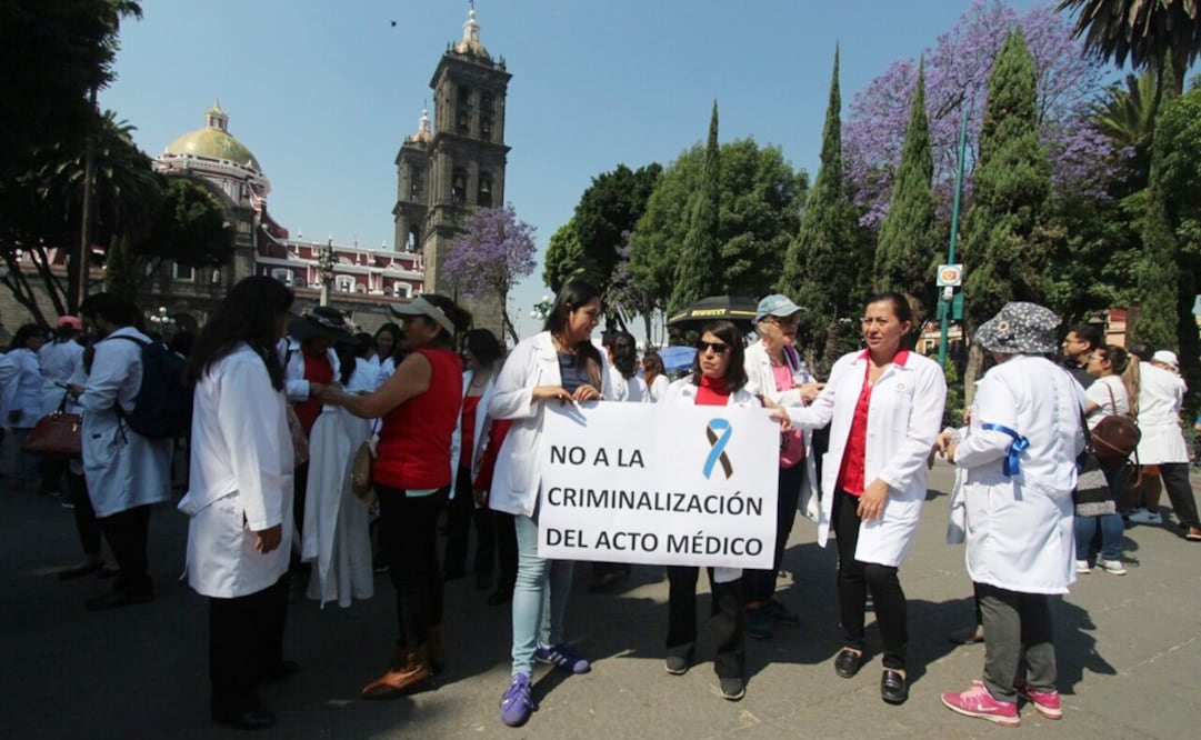 Manifestación de médicos en Puebla. (FOTO: Omar Contreras. EL UNIVERSAL)