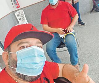 "Virus no nos matará": maestro vacunado, pese a inconformidad de personal de Salud