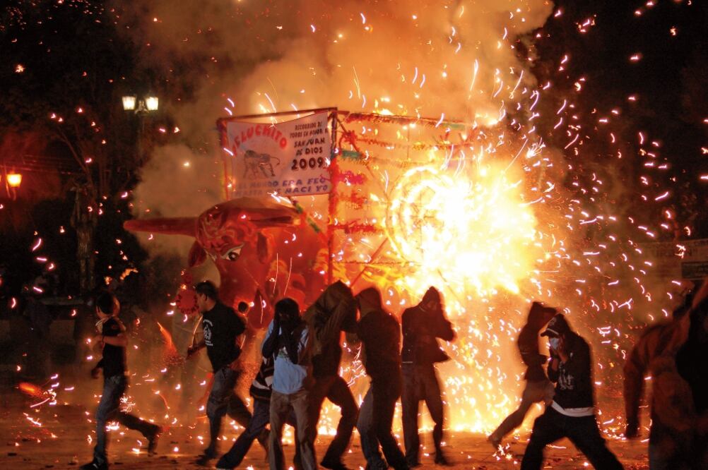 En diferentes lugares de Tultepec se elaboran fuegos de artificio, pues los habitantes aseguran que es su forma de sustento (ARCHIVO EL UNIVERSAL)