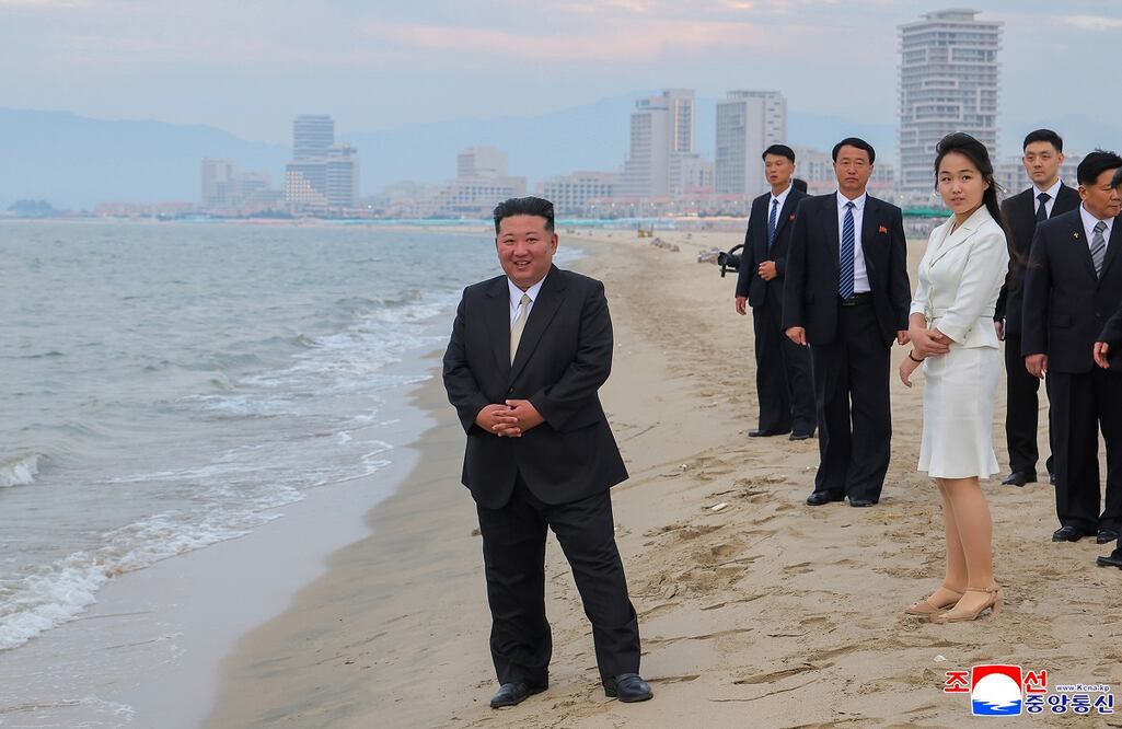 El líder norcoreano Kim Jong-un (izq.) y  su hija Kim Ju Ae (3d.) en una playa durante la ceremonia de inauguración de la Zona Turística Costera de Wonsan Kalma en Wonsan, Corea del Norte. Foto: EFE