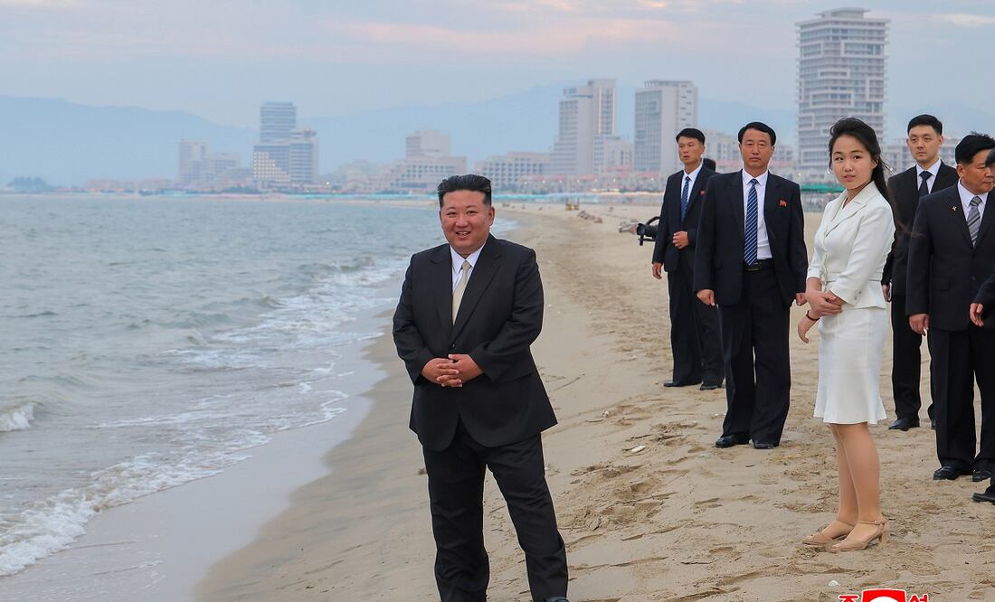 El líder norcoreano Kim Jong-un (izq.) y su hija Kim Ju Ae (3d.) en una playa durante la ceremonia de inauguración de la Zona Turística Costera de Wonsan Kalma en Wonsan, Corea del Norte. Foto: EFE