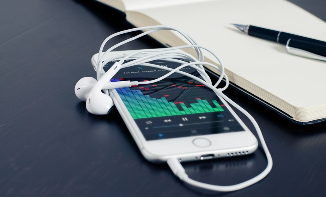 Desde el jueves 27 de julio se puede escuchar el radio en varios smartphones; esta función deja fuera a los iPhones. (Fotos: Cortesía de Pixabay y Giphy)