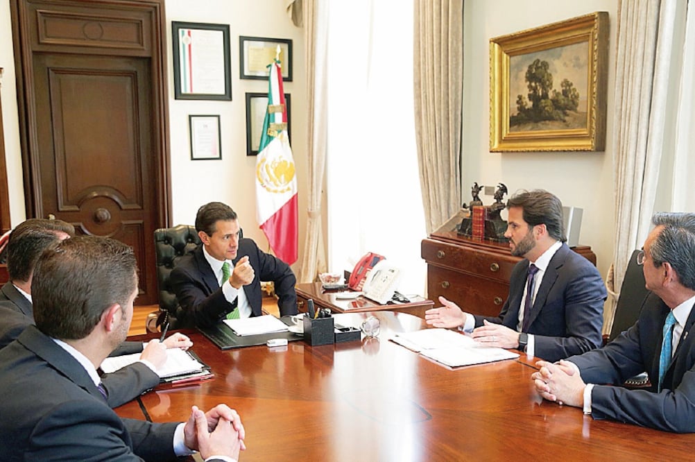 El presidente Enrique Peña Nieto encabezó una reunión con su gabinete para revisar la situación ambiental que vive el Valle de México (PRESIDENCIA)