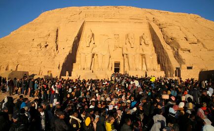 Estatua del faraón Ramsés II en Egipto, iluminada por el sol