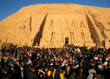 Estatua del faraón Ramsés II en Egipto, iluminada por el sol