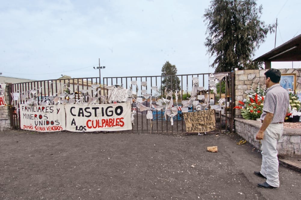 A la entrada de la mina, donde trabajaban más de 200 carboneros divididos en tres turnos, cuelgan mantas con demandas de justicia y castigo a la empresa responsable de la tragedia. (CORTESÍA)