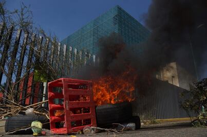 Cercan Congreso de Oaxaca; piden solución a conflicto postelectoral