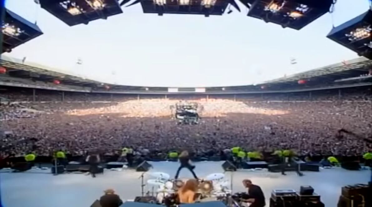 Un 20 de abril, pero de 1992, bajo un cielo despejado comenzó el concierto preparado por decenas de artistas para recordar a Freddie Mercury. El primer número quedó a cargo de Metallica, que arrancó con su éxito "Enter Sandman". Captura de pantalla.