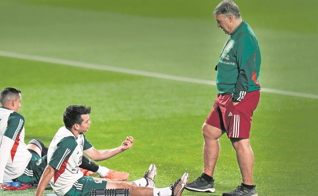 Coach Gerardo Martino, hablando con Hirving Lozano. Foto: Moises Castillo / AP